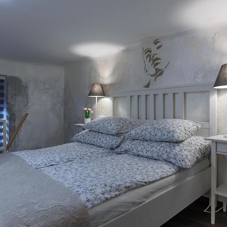 Sleek Minimalist Studio At Inner City Budapest Extérieur photo