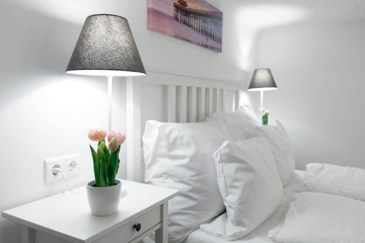 Sleek Minimalist Studio At Inner City Budapest Extérieur photo