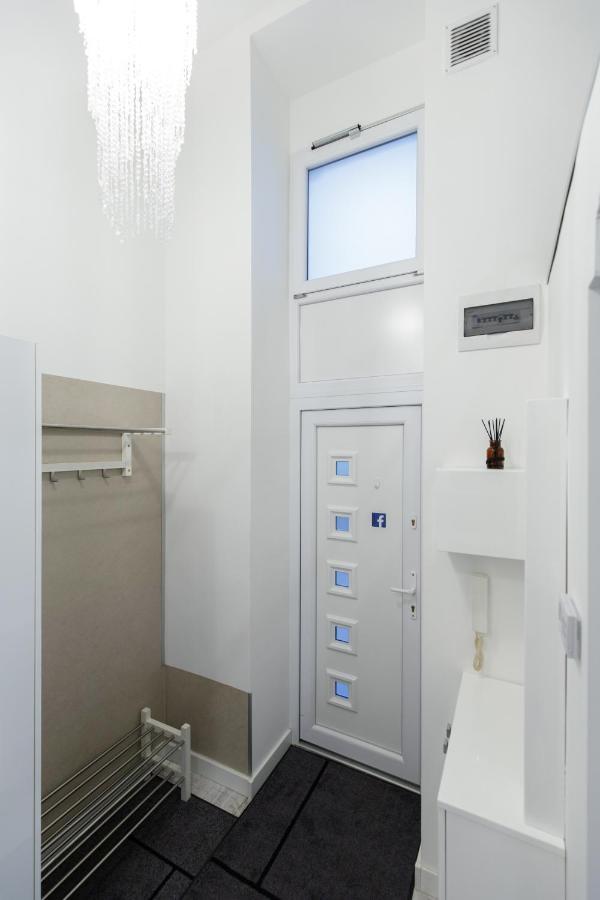 Sleek Minimalist Studio At Inner City Budapest Extérieur photo