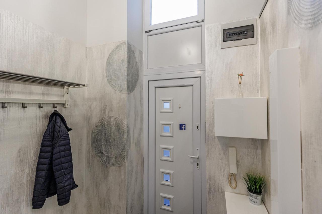 Sleek Minimalist Studio At Inner City Budapest Extérieur photo