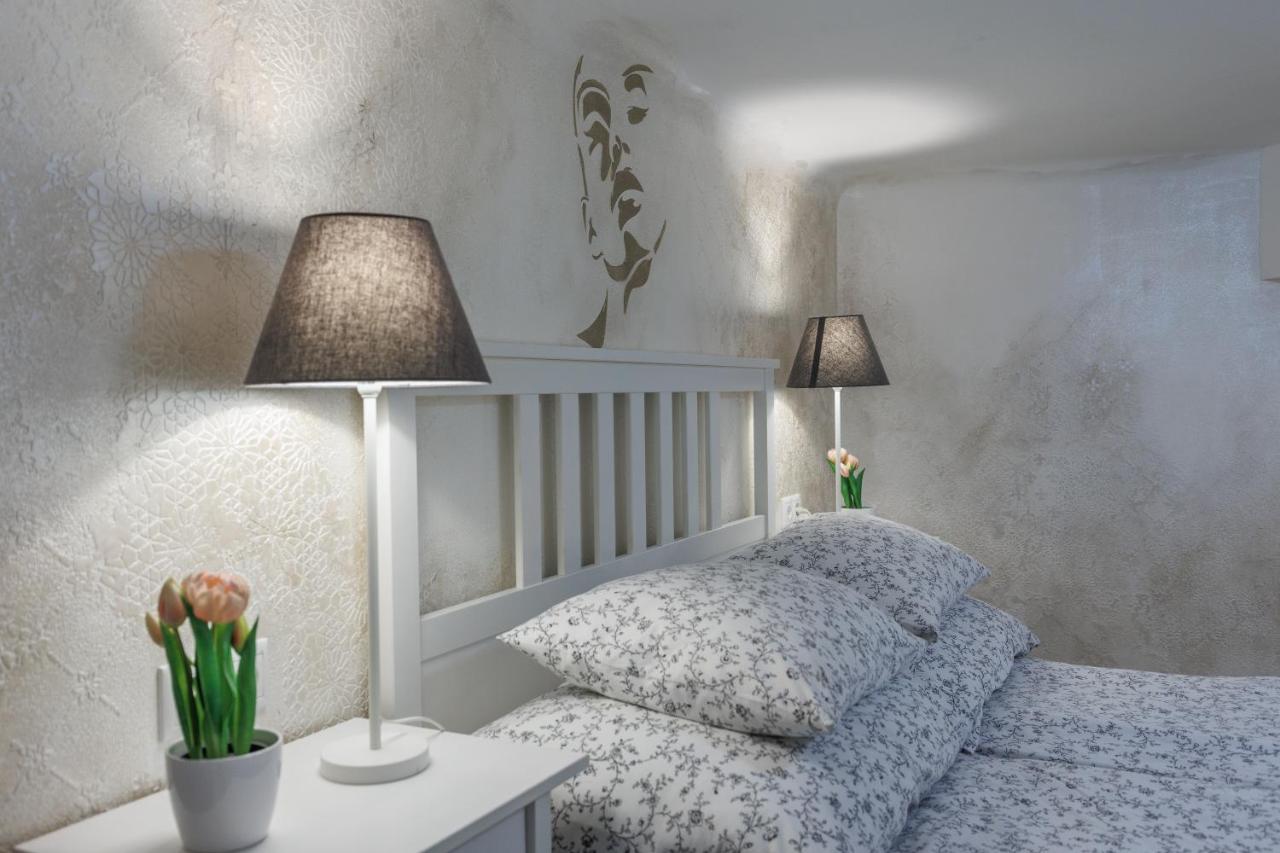 Sleek Minimalist Studio At Inner City Budapest Extérieur photo